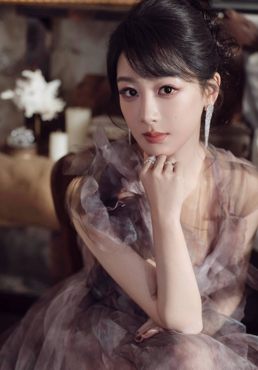 杨紫穿薄纱裙气质优雅!化身复古油画女郎美貌迷人