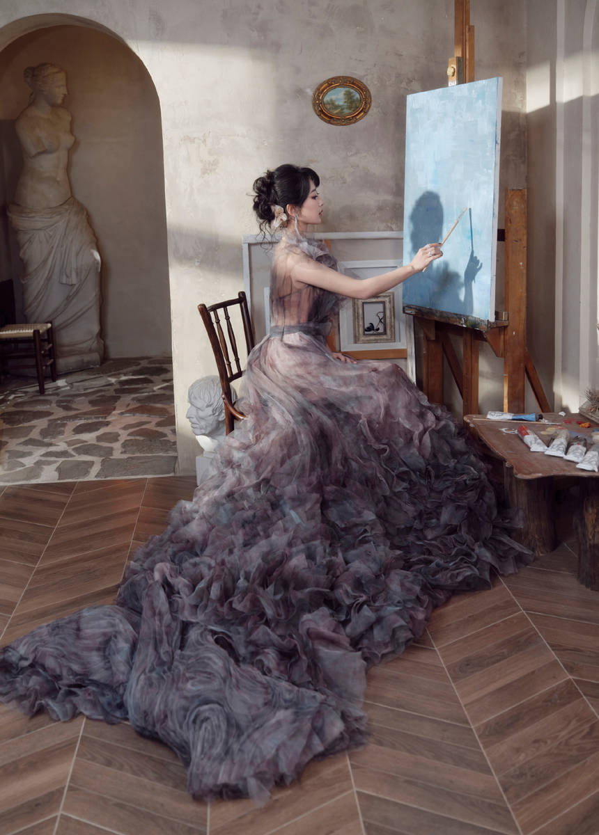 杨紫穿薄纱裙气质优雅！化身复古油画女郎美貌迷人