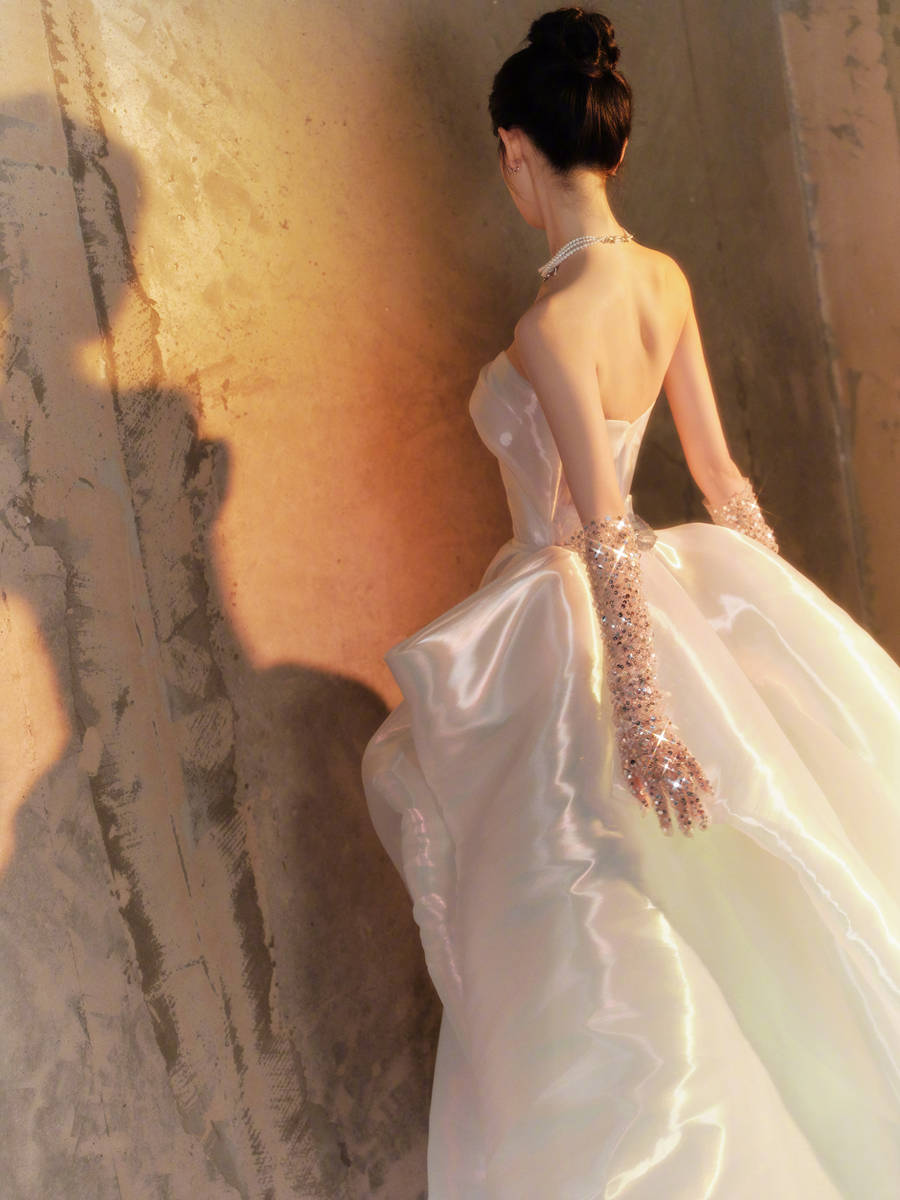 陈瑶穿抹胸长裙化身油画女郎 盘发造型精致优雅