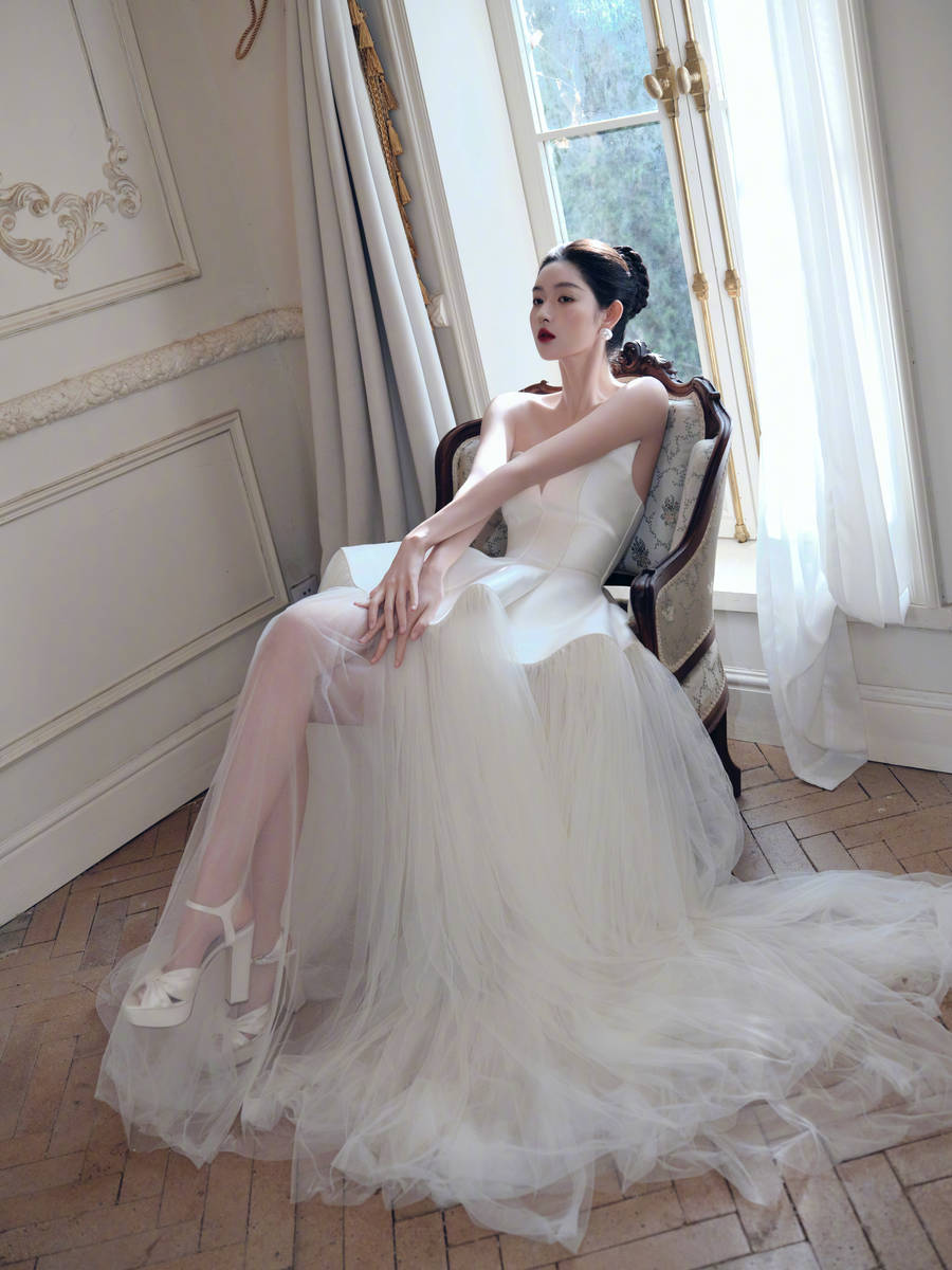 王玉雯一袭白色纱裙气质出尘 红唇吸睛反差感十足