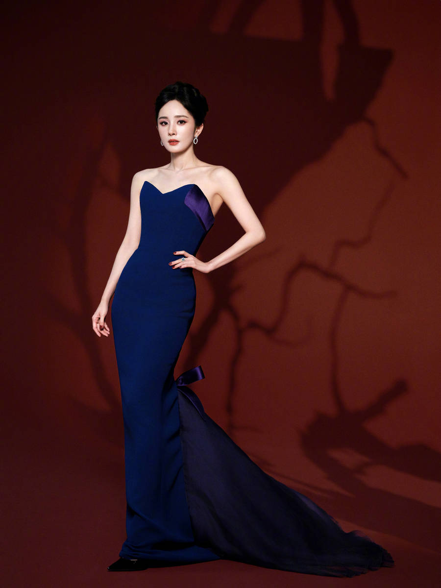 杨幂穿深蓝色鱼尾长裙复古迷人 侧身回眸身姿曼妙