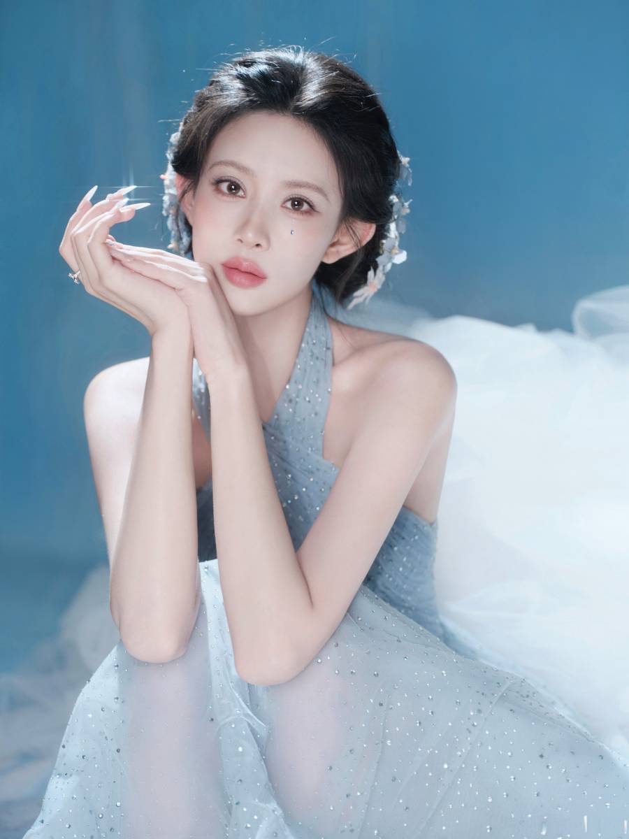 孟子义穿浅蓝星光裙出席活动 清冷优雅尽显仙韵