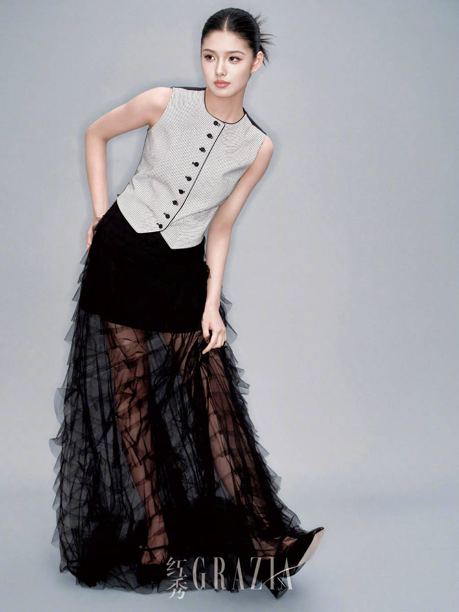 艾米一身抹胸黑裙优雅高贵 盘发造型清丽干练