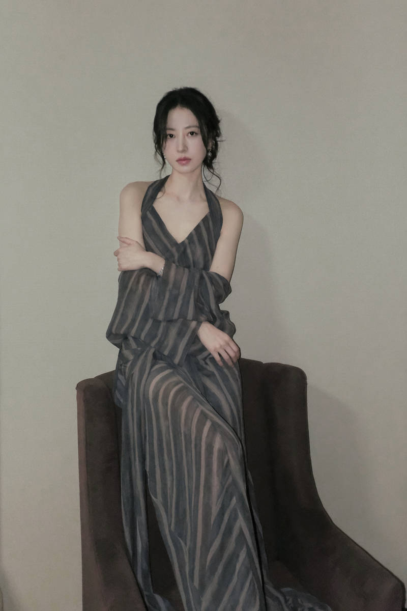 周雨彤穿挂脖长裙慵懒松弛 锁骨线条吸睛性感迷人