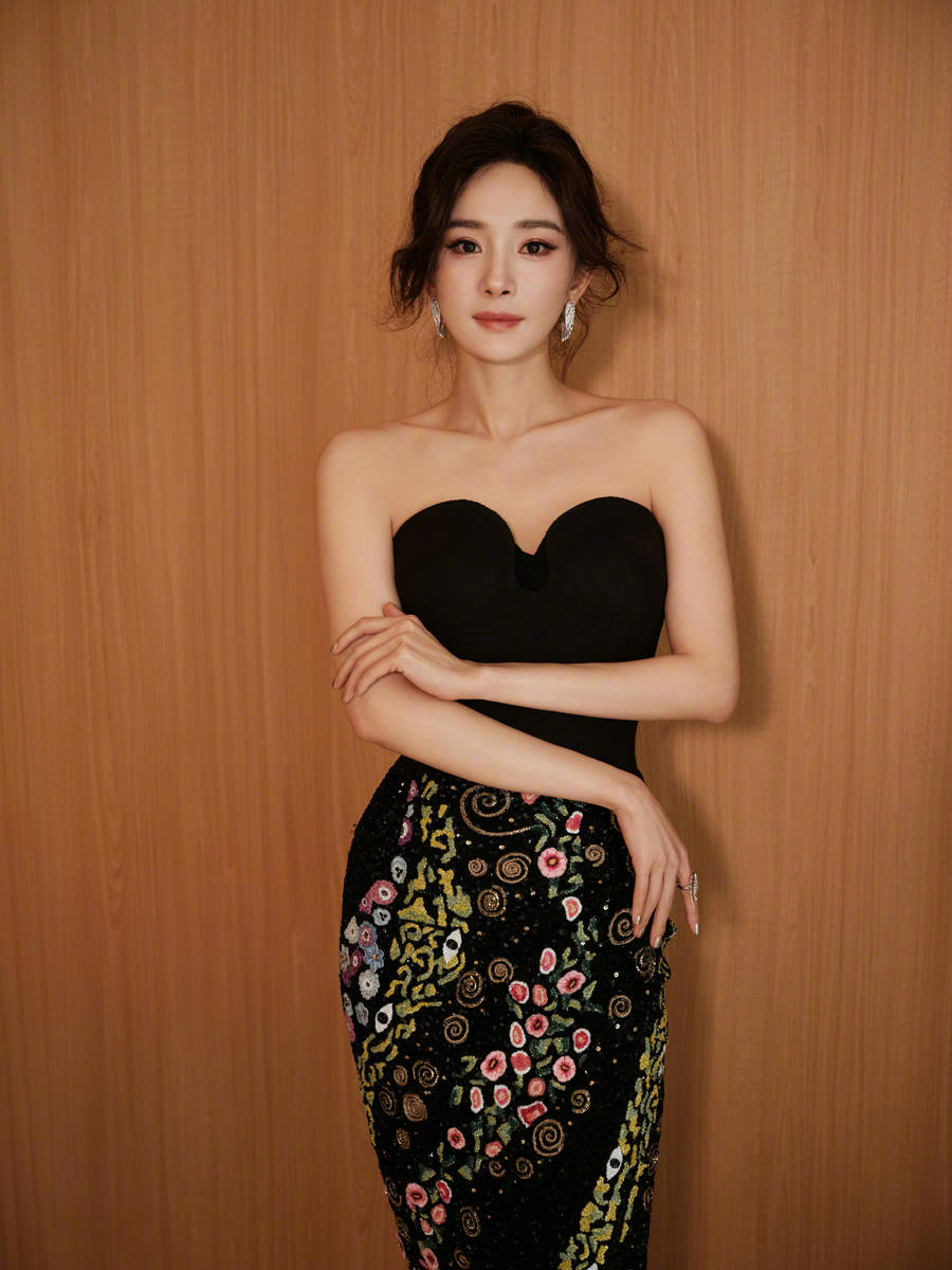 杨幂穿繁花刺绣裙气质优雅 大秀曼妙身姿曲线迷人