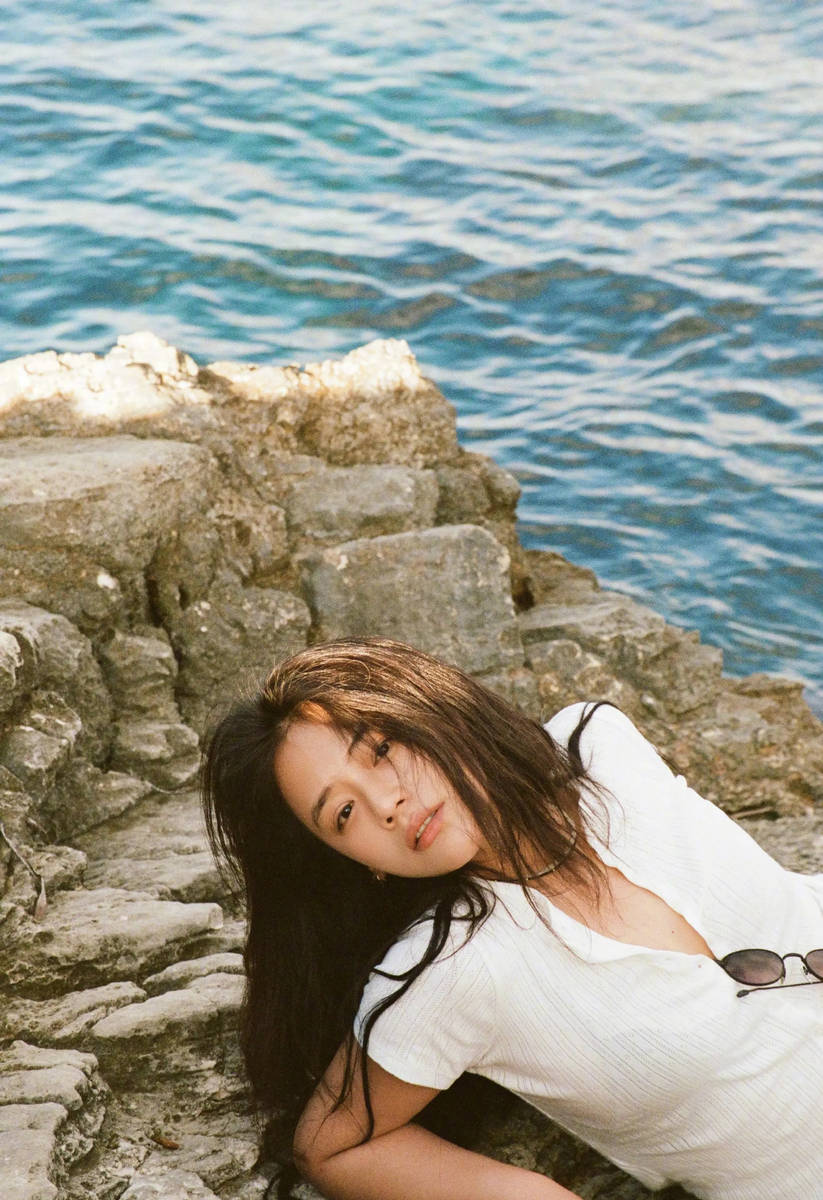 马思纯晒西西里岛旅游照！躺在礁石上吹海风好惬意