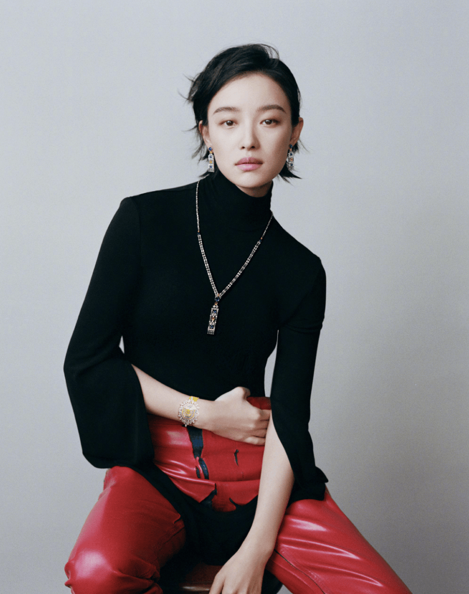 倪妮短发造型搭配精致饰件 抱着小狗松弛治愈