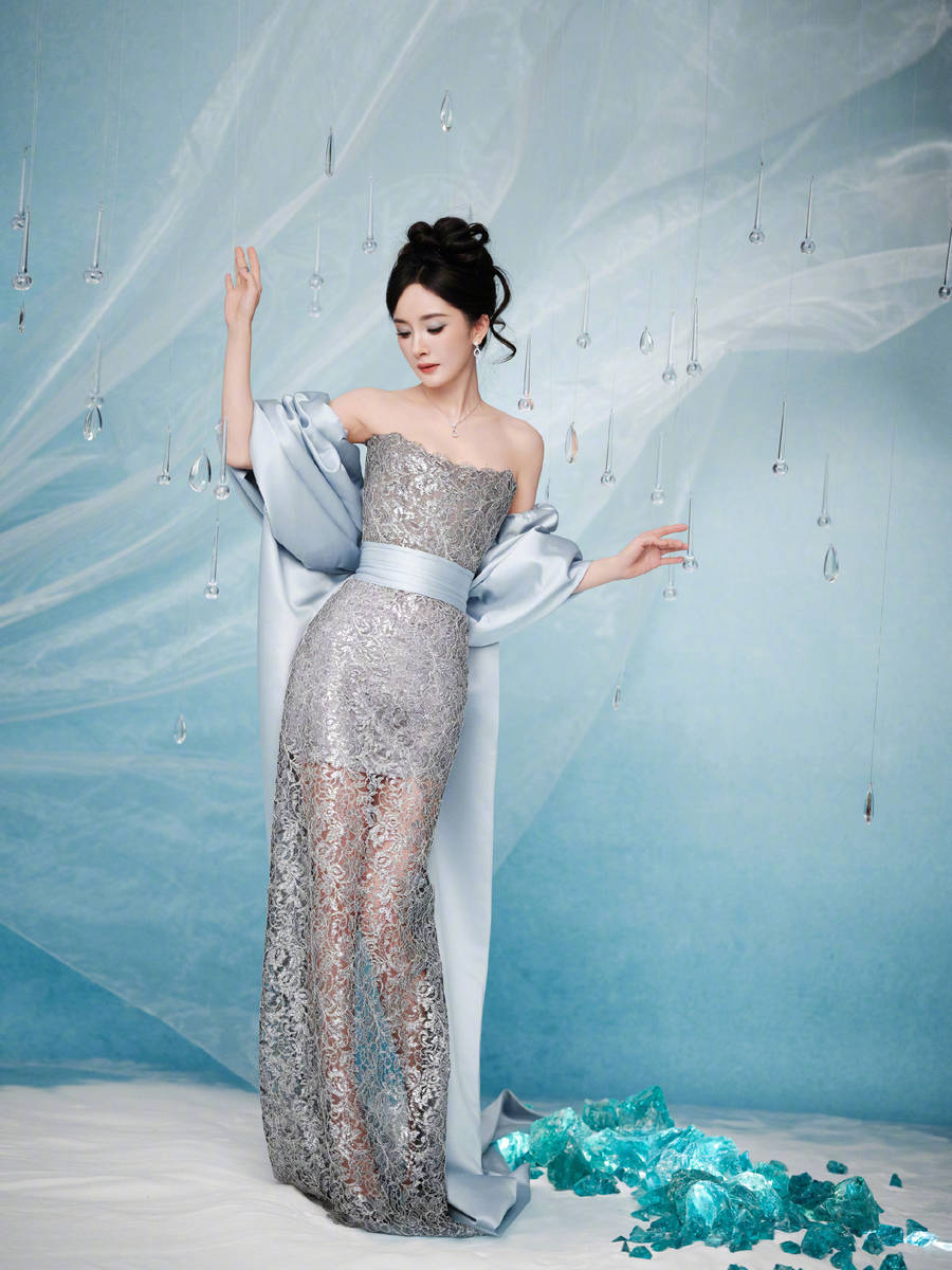 杨幂穿镂空裙性感迷人 纤细美腿若隐若现身材好