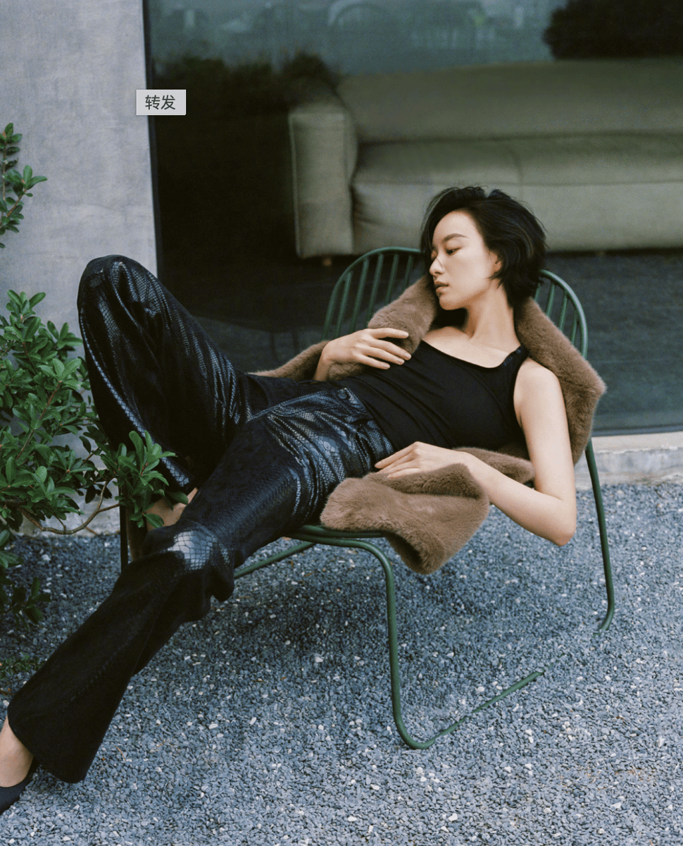 倪妮短发造型搭配精致饰件 抱着小狗松弛治愈