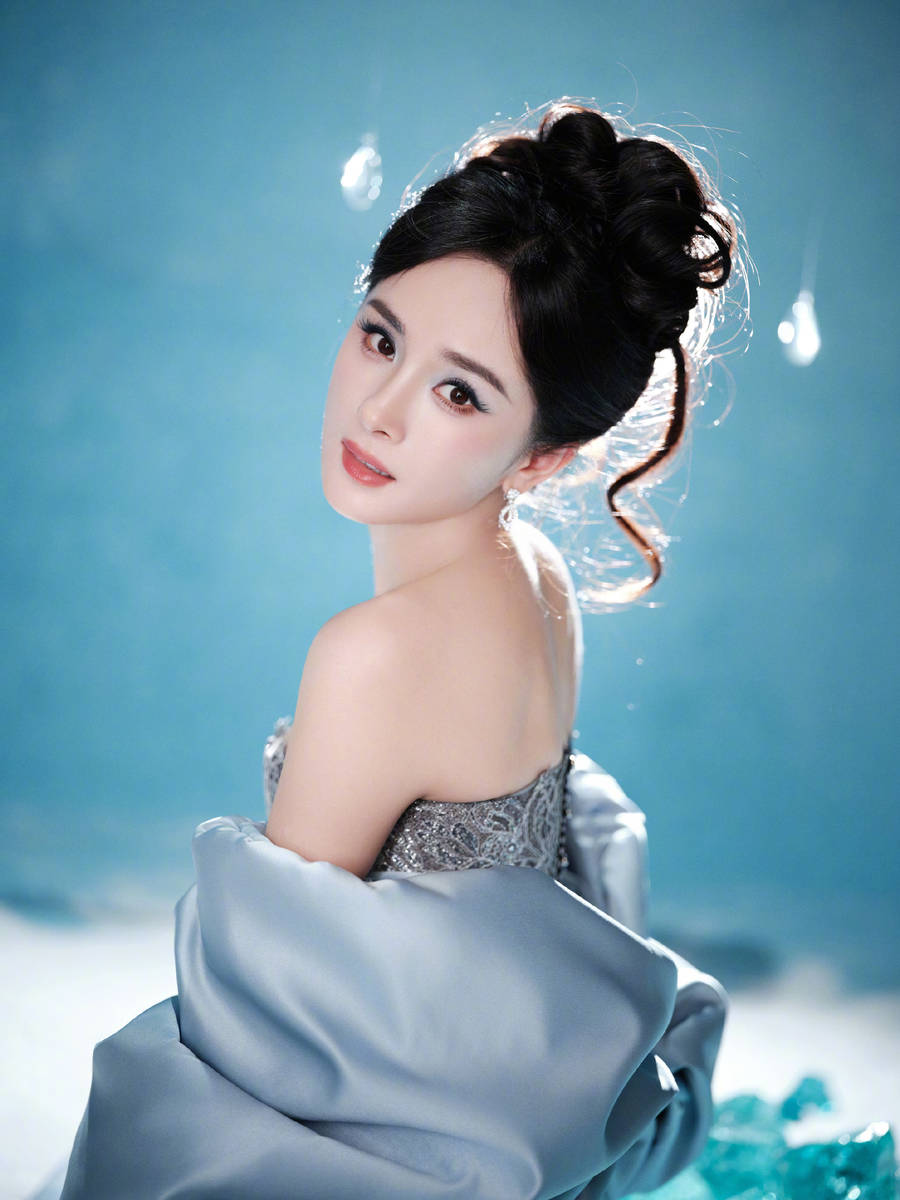 杨幂穿镂空裙性感迷人 纤细美腿若隐若现身材好