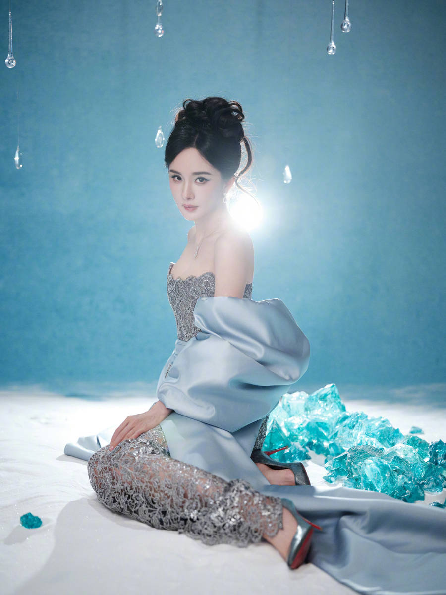 杨幂穿镂空裙性感迷人 纤细美腿若隐若现身材好