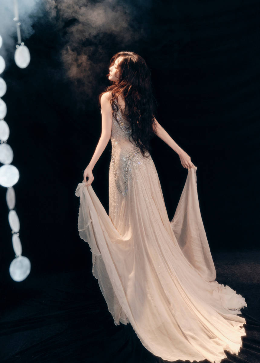 李一桐穿肉色薄纱裙点缀钻石 微微歪头眼神勾人