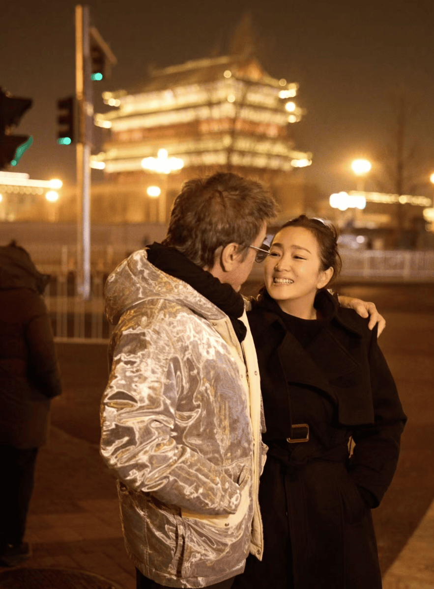 巩俐和老公打卡北京中轴线 两人亲密依偎画面温馨