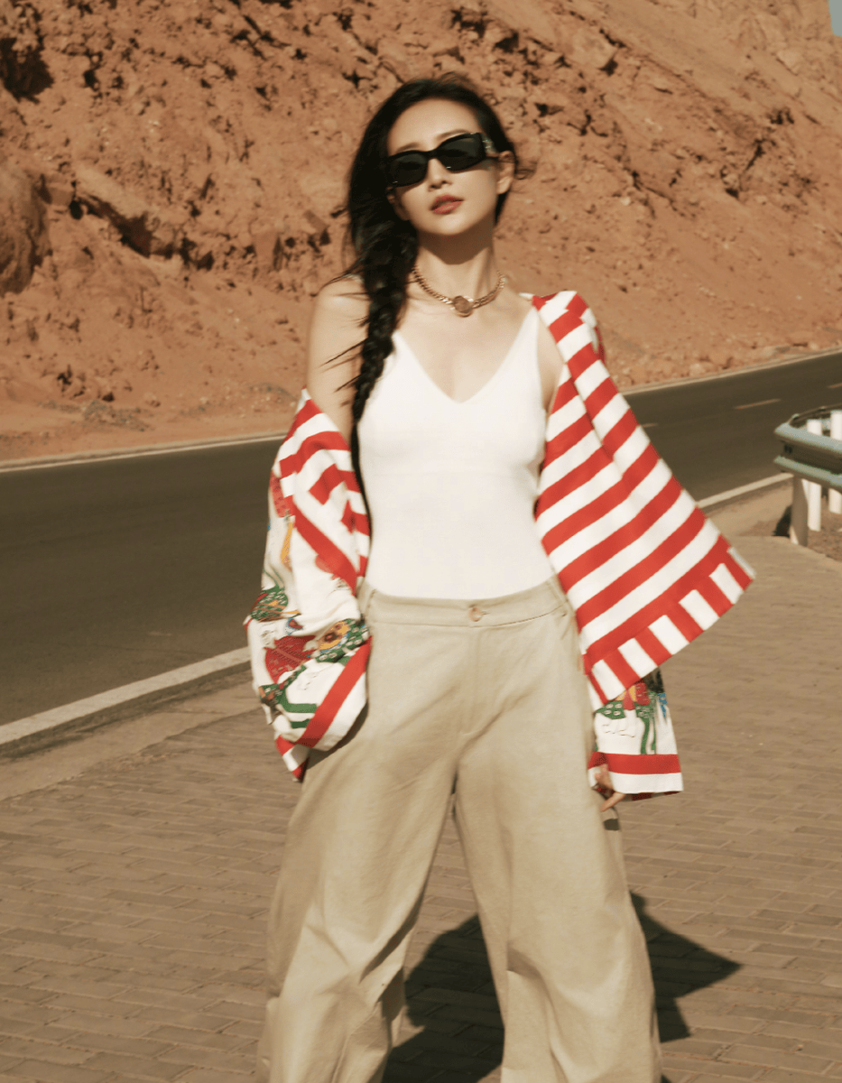 王鸥编发造型搭配彩纹外套 墨镜遮脸随性又自然