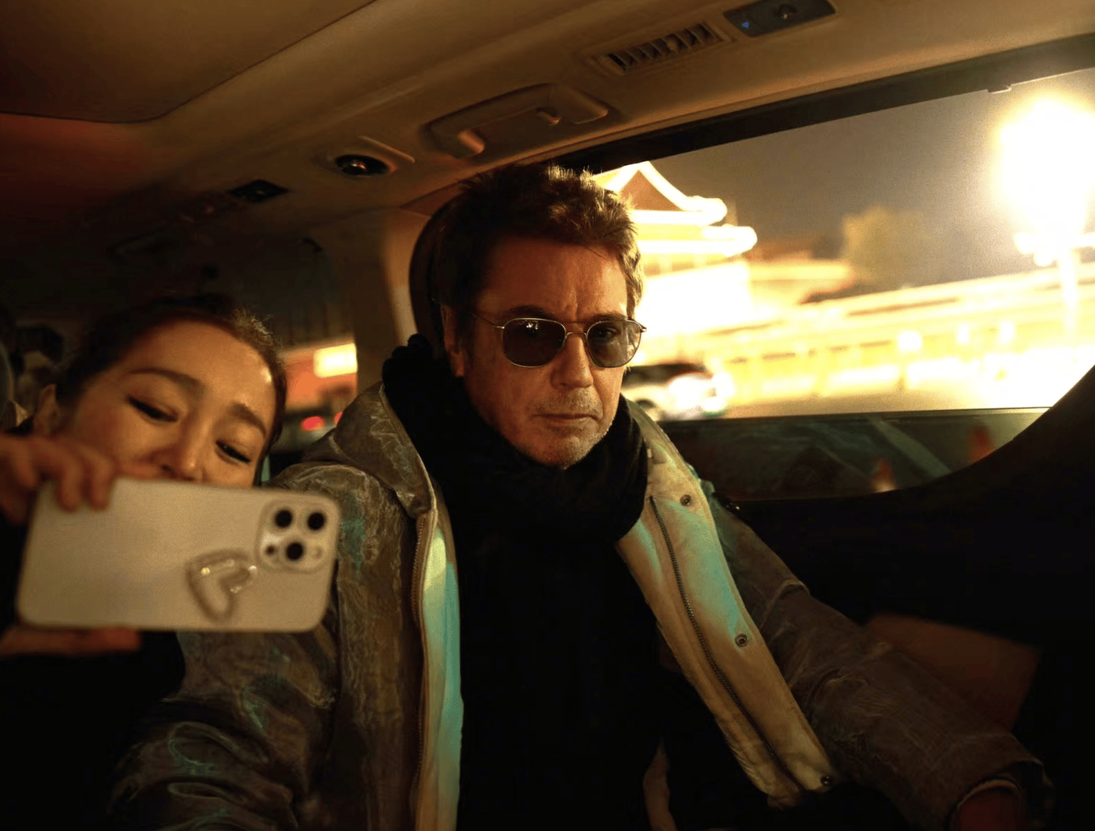 巩俐和老公打卡北京中轴线 两人亲密依偎画面温馨