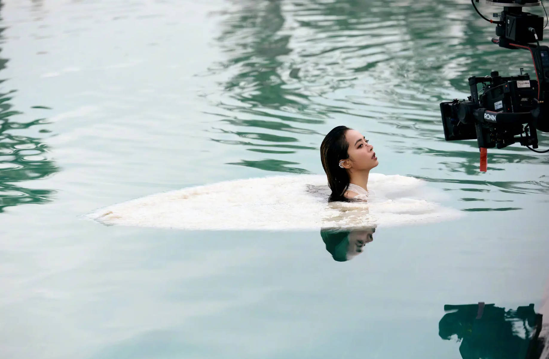 蔡依林穿白色长裙勾勒曲线身材 精彩画面超吸睛！