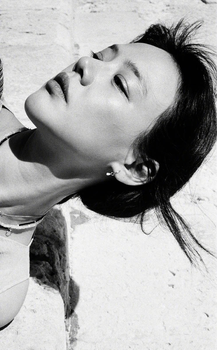 马思纯化身文艺女主 秀发飘逸故事感拉满