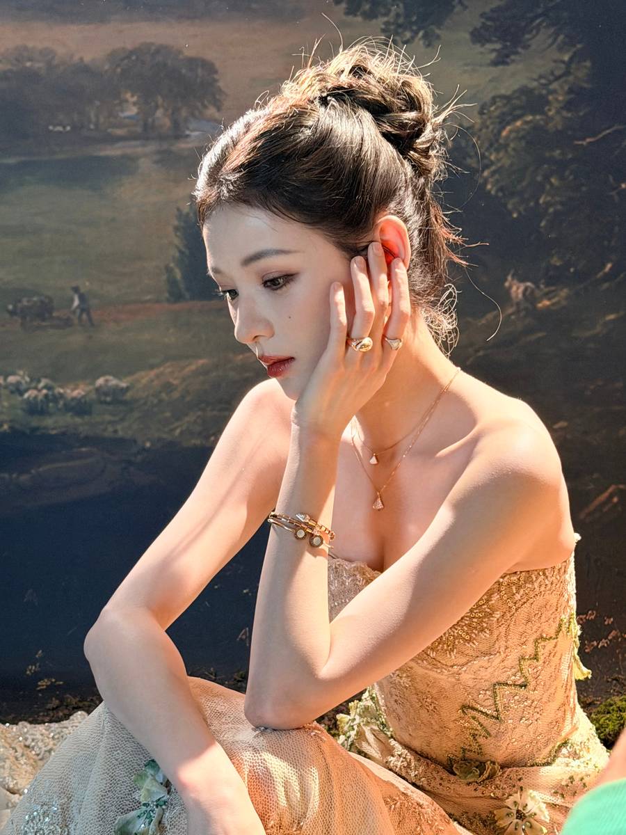 张予曦一袭鎏金裙好身材尽显 盘发造型优雅贵气