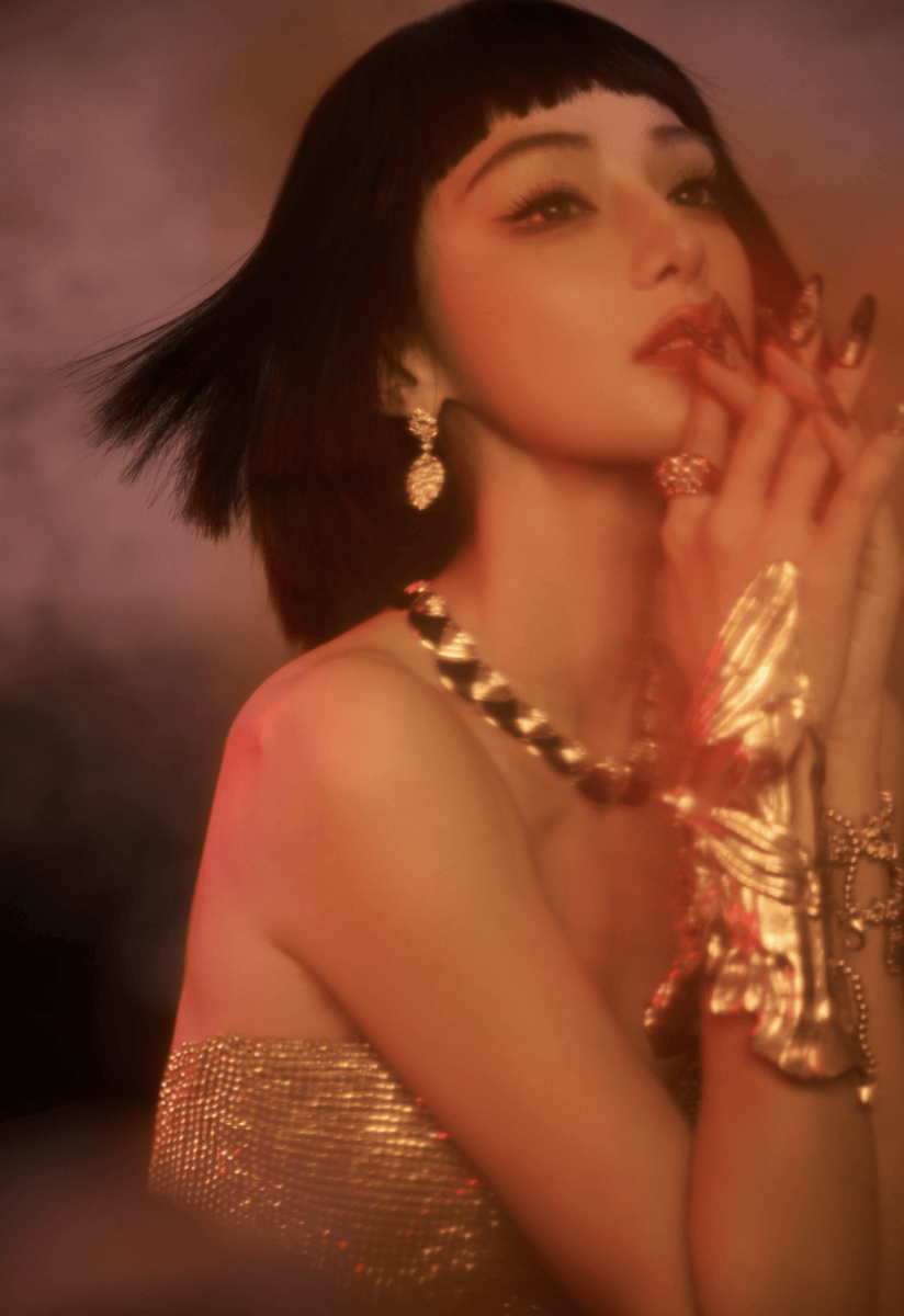 彭小苒穿鎏金裙装曲线曼妙 埃及风格造型神秘冷艳