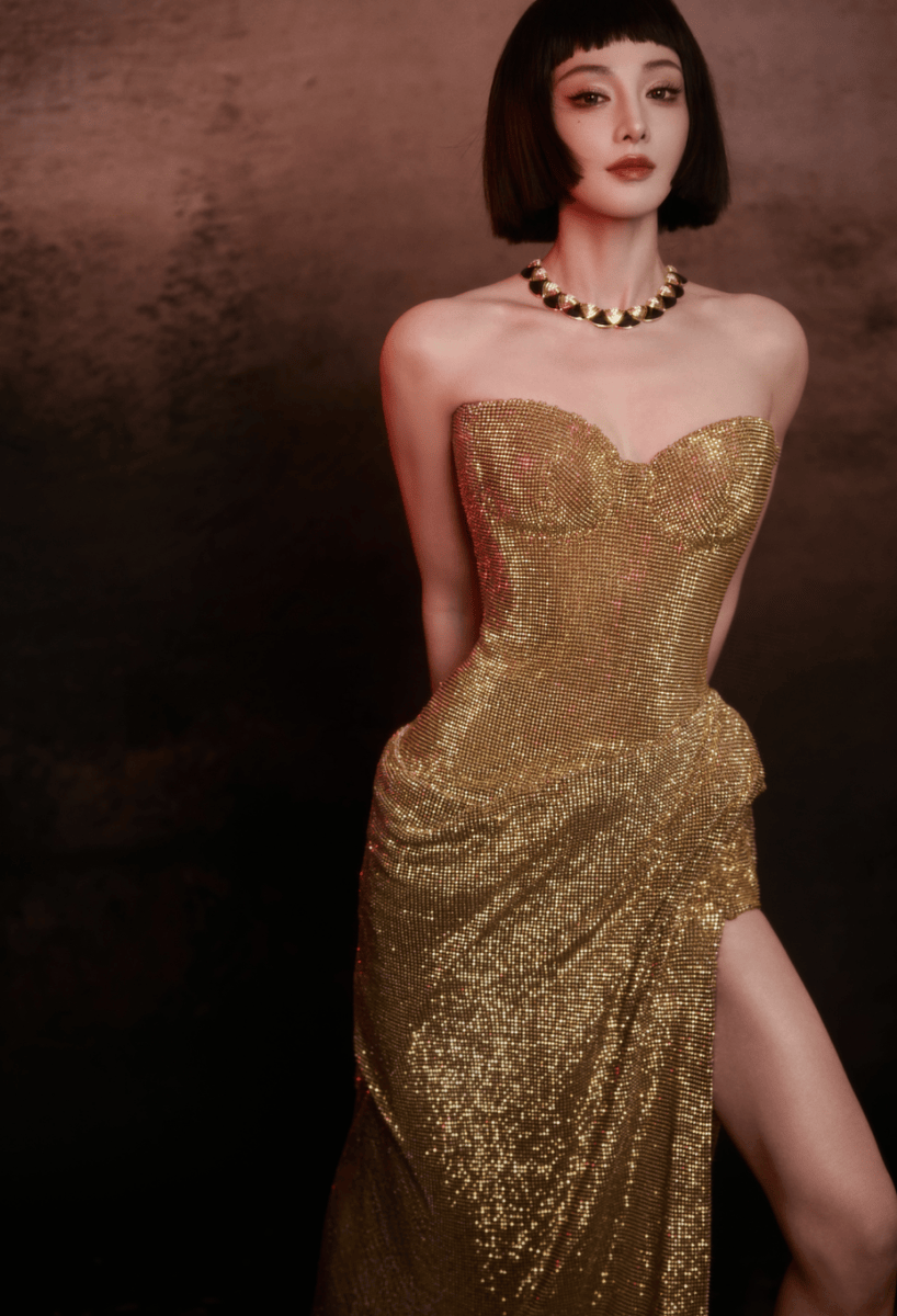 彭小苒穿鎏金裙装曲线曼妙 埃及风格造型神秘冷艳