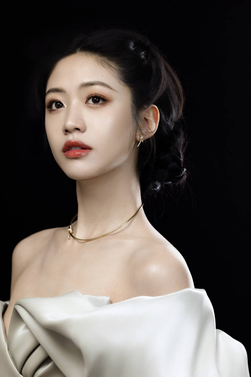 向涵之低头垂眸温婉动人 盘发造型优雅贵气