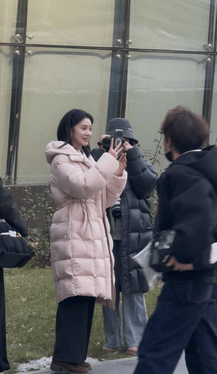 刘浩存回母校北舞笑容明媚清甜 挥手拍照可爱鲜活