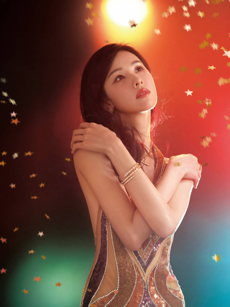 陈都灵穿鎏金亮片裙气质冷艳 双臂环抱抬眸性感