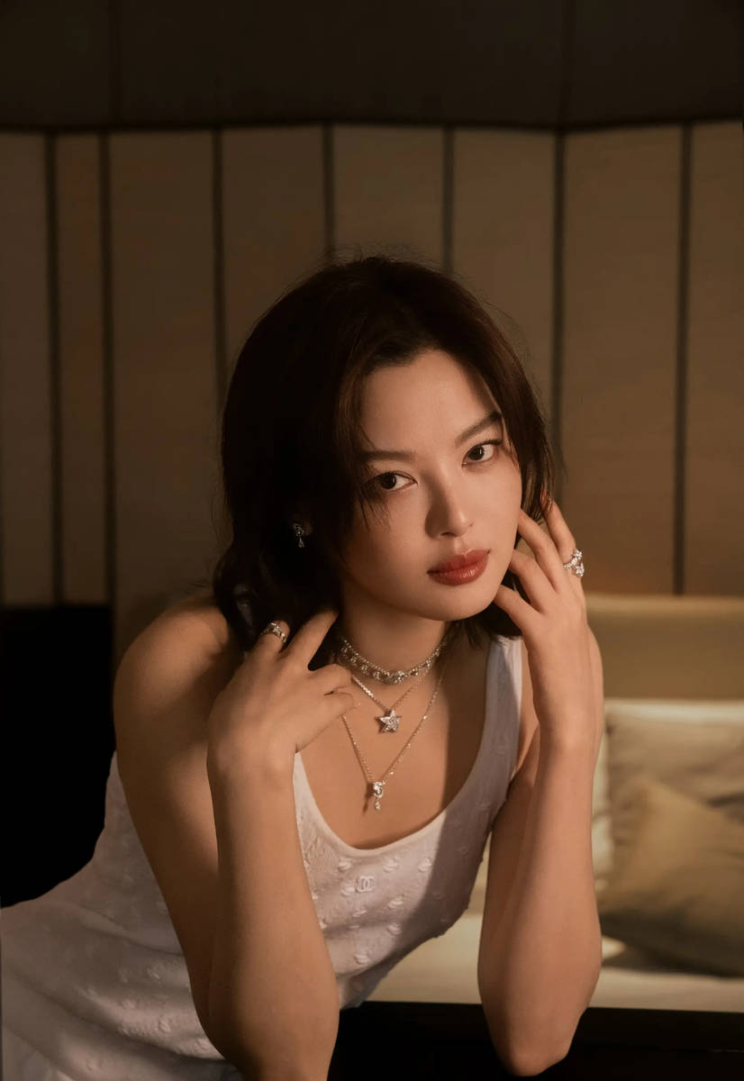 辛芷蕾冬至晒居家氛围感美照 笑容明媚松弛感拉满