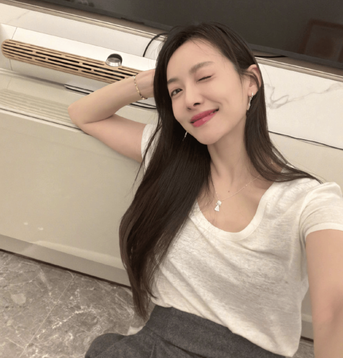 宋茜着简约白上衣神态柔和 长发轻扬随性自在