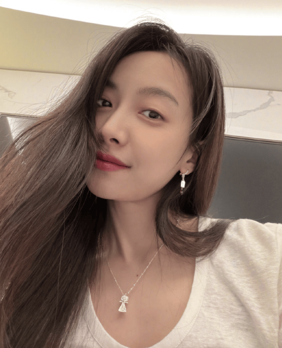 宋茜着简约白上衣神态柔和 长发轻扬随性自在