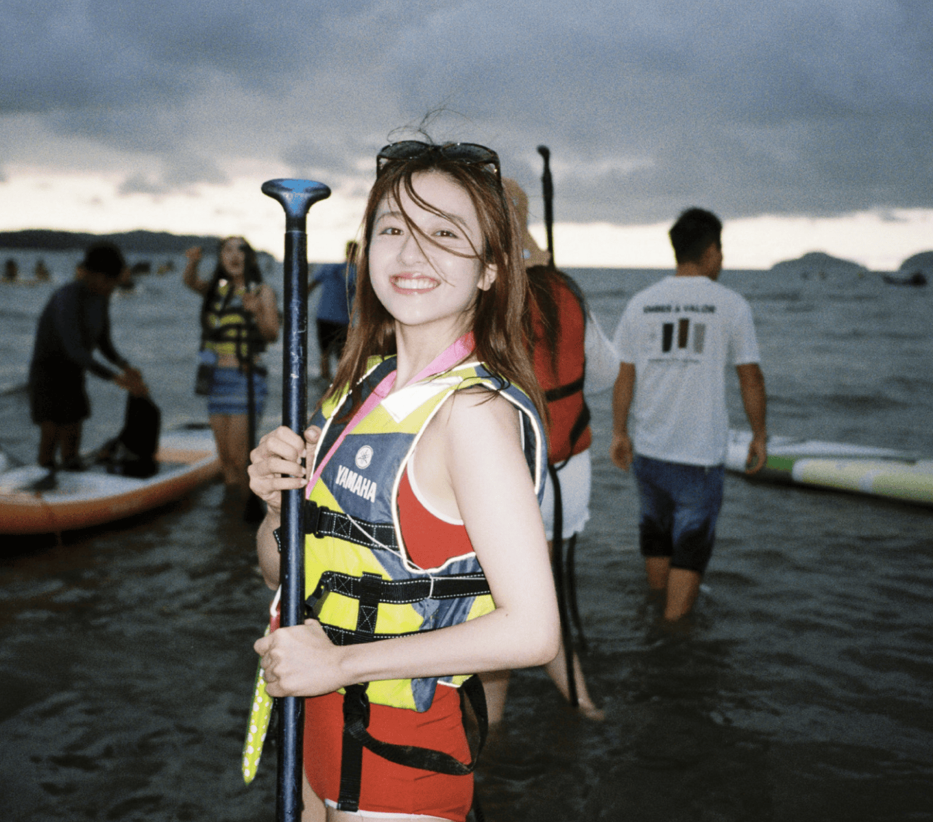 李兰迪穿红色泳衣身材吸睛 尽显盛夏的活力与明媚