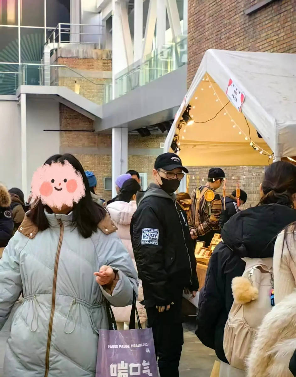 汪峰带女儿醒醒逛市集 穿紧身裤身材魁梧潇洒帅气