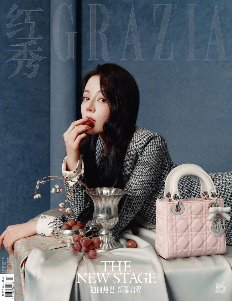 热巴化身油画公主优雅明媚 神态傲娇复古气息拉满