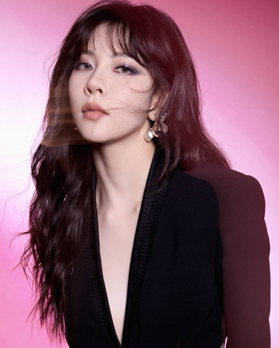 宋妍霏穿黑色西装慵懒迷人 深V开到肚脐眼热辣性感