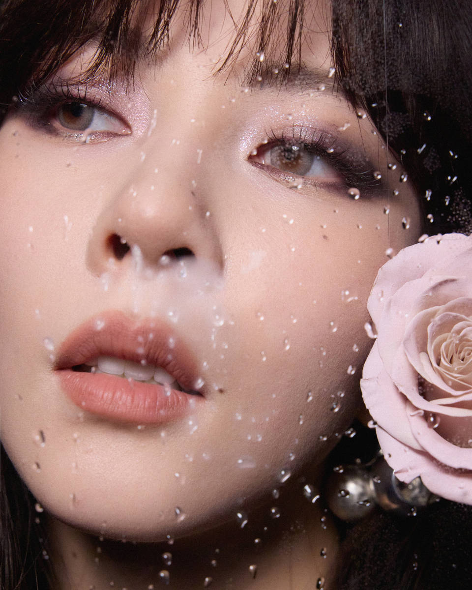 宋妍霏穿黑色西装慵懒迷人 深V开到肚脐眼热辣性感