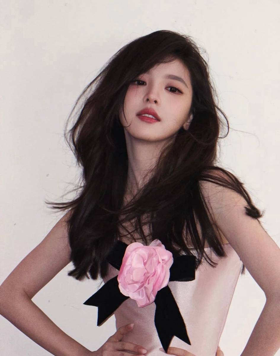 章若楠穿粉抹胸裙明媚娇俏 托脸沉思好似千禧公主