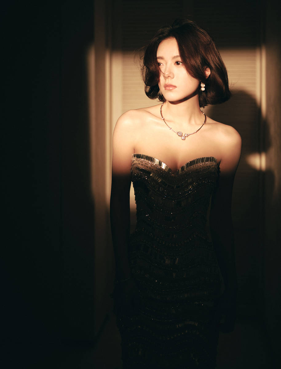 赵今麦抹胸露背裙身材凹凸有致 回眸浅笑又纯又欲