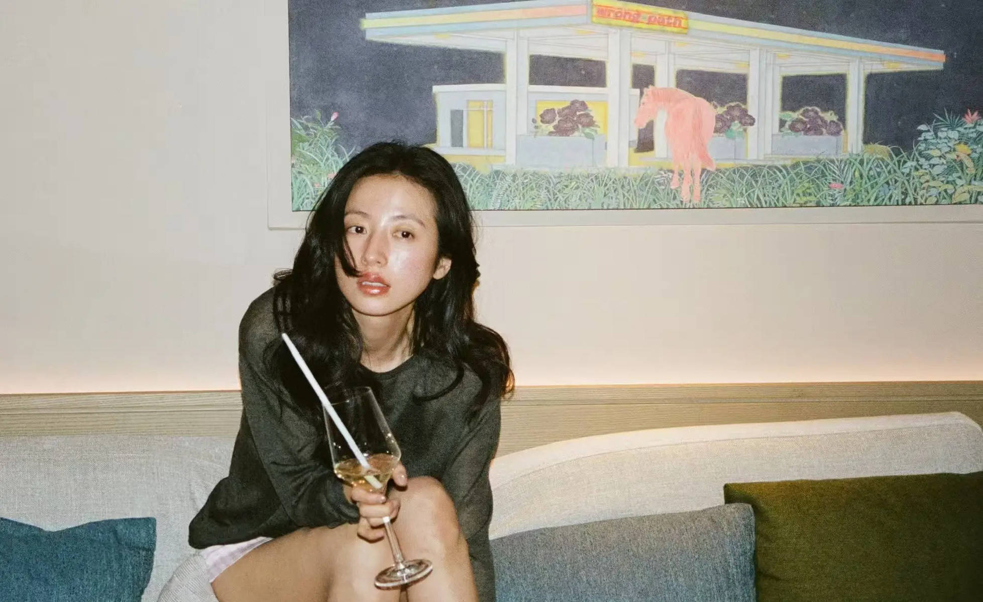 周雨彤破碎感写真释出 清冷坚韧尽显故事张力