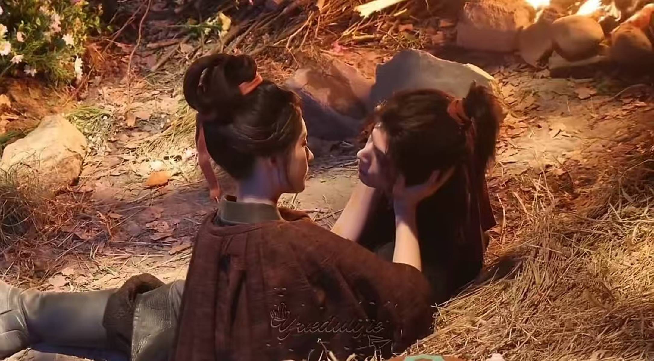 林允张凌赫新剧喂药吻路透释出 初雪氛围浪漫动人