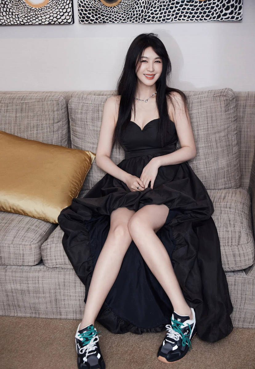 李菲儿穿黑色抹胸裙秀性感身材！修长美腿白嫩吸睛