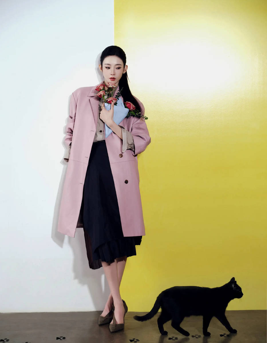 张艺凡穿皮质大衣文艺清冷 眼神锐利尽显飒爽大气