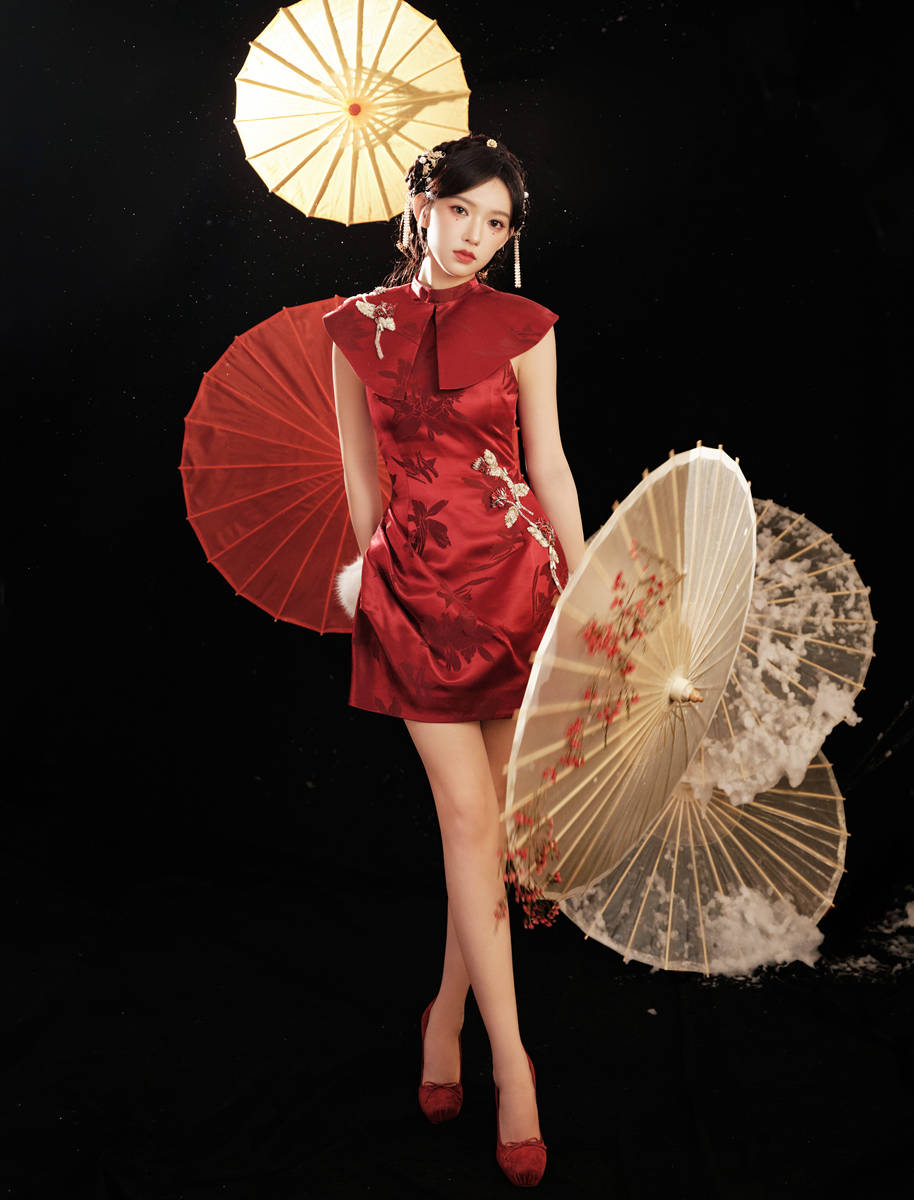 程潇穿新中式旗袍撑伞回眸 红衣耀眼气质又甜又辣
