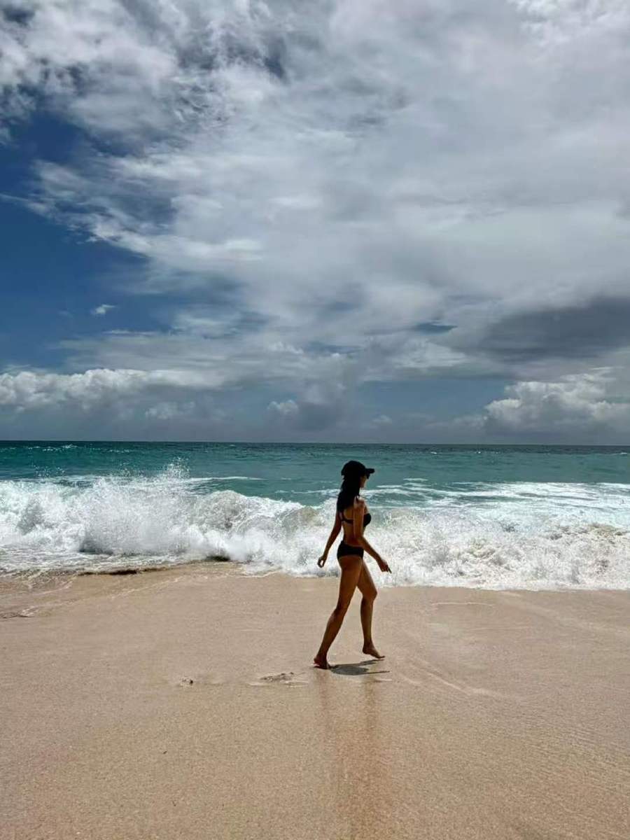 菅纫姿穿比基尼漫步沙滩 身姿舒展尽显热辣好身材