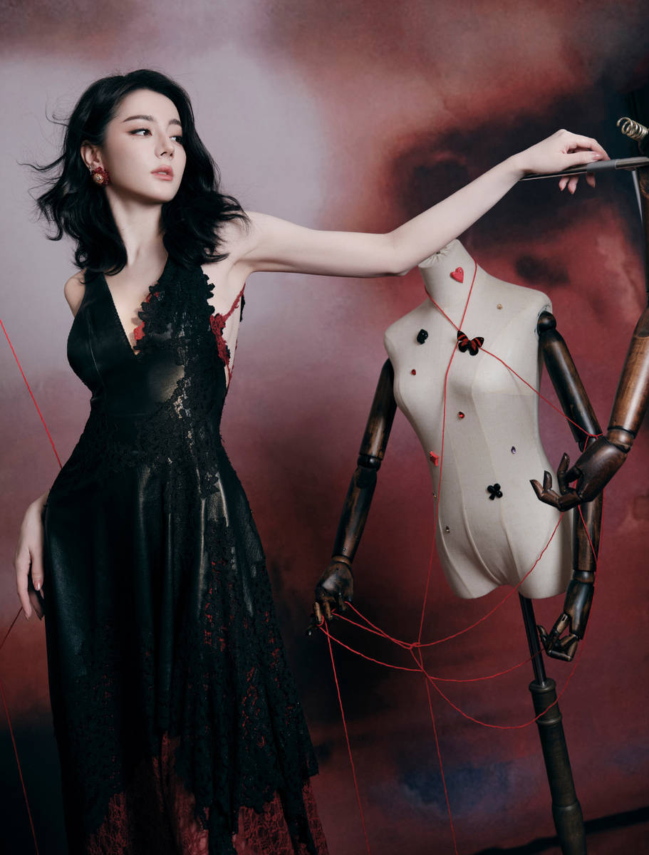 迪丽热巴化身提线木偶女郎！穿黑色深V裙性感吸睛