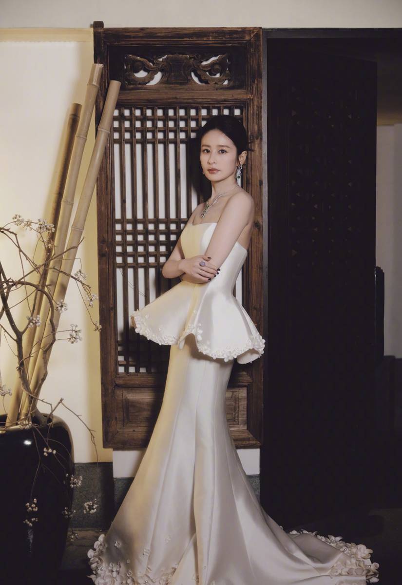 颖儿身穿新中式白色缎面裙 美丽典雅尽显东方韵味