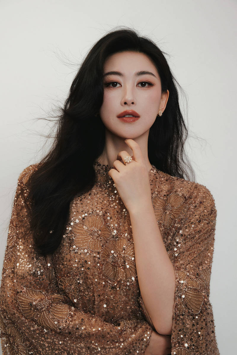 朱珠鎏金亮片花朵裙温婉成熟 浓艳红唇优雅端庄
