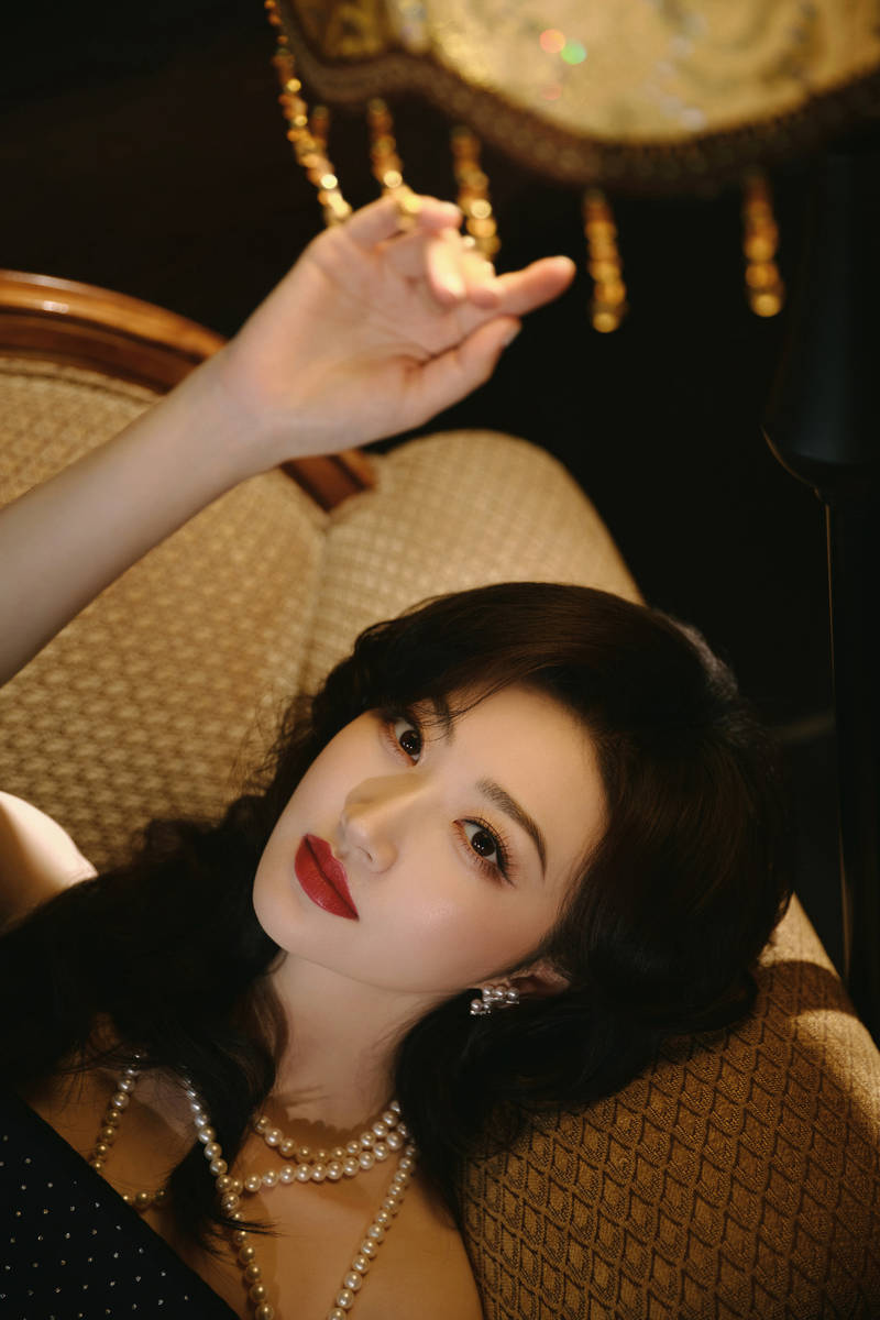 景甜化身复古明艳美人 穿黑色镶钻抹胸裙优雅贵气