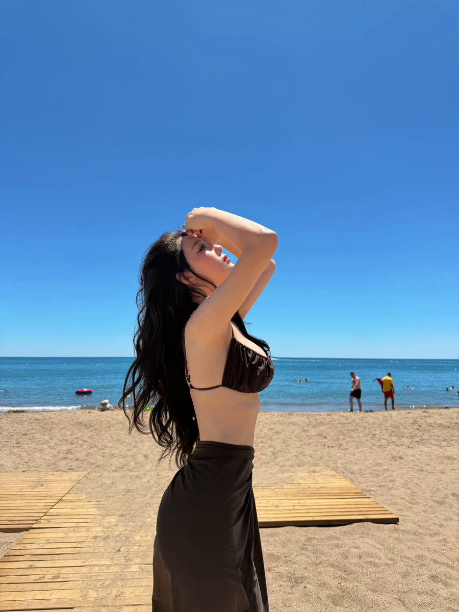 张馨予比基尼大片慵懒性感 身姿曼妙尽显女人味