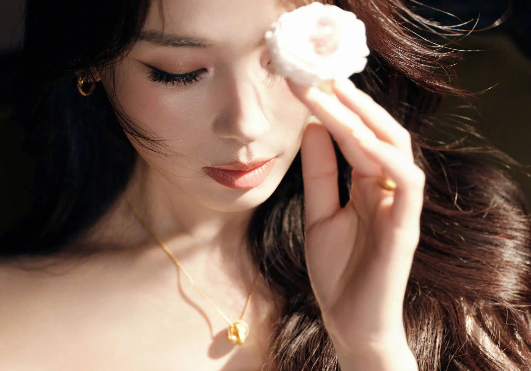 刘涛化身温柔女神 穿白色抹胸裙气质优雅迷人