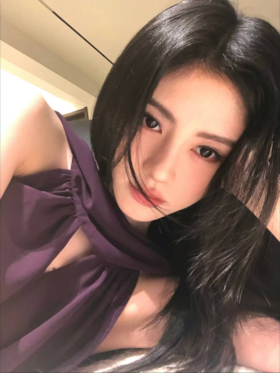 鞠婧祎穿暗紫色挂脖连衣裙 对镜自拍柔媚纯欲
